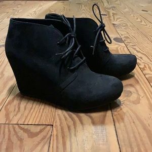 Black boot wedges
